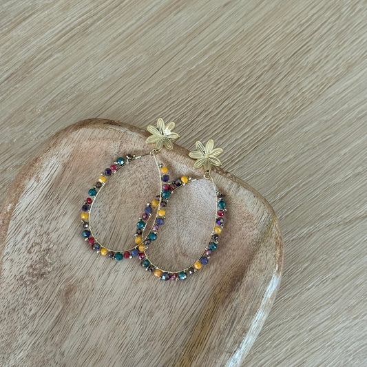 Gouden Ovale Oorbellen met Multikleuren Kralen – Bloemstud