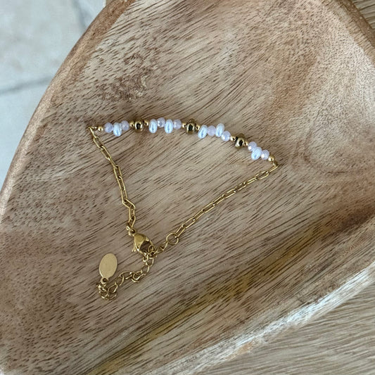 Gouden Armband met Witte Parelachtige Kralen – Klassiek & Verfijnd