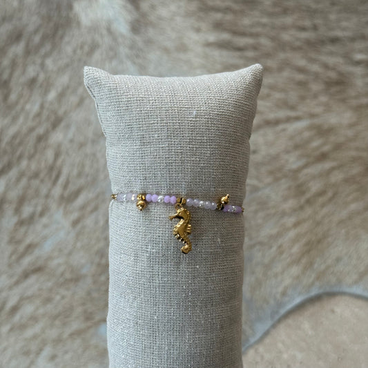 Gouden Armband met Paars Roze Kralen – Zeepaardje Bedel