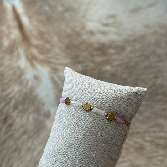 Gouden Armband met Lila Accenten & Gehamerd Detail – Verstelbaar