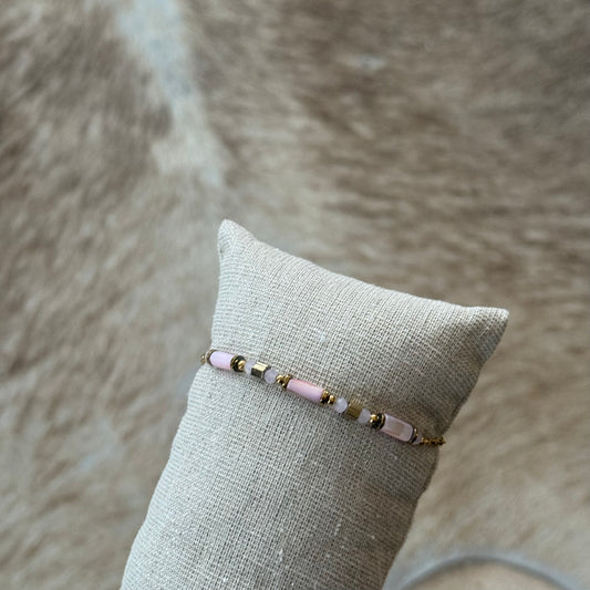 Gouden Armband met Rechthoekige Roze Kralen – Elegant & Subtiel